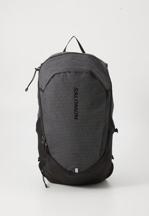 Schwarzer Rucksack mit einem grauen Karomuster, der eine strukturierte Oberfläche, mehrere Reißverschlüsse und einen gepolsterten Rücken für Komfort aufweist.