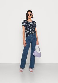 Vero Moda VMBECCA PLAIN - T-shirt estampada - navy blazer sinan