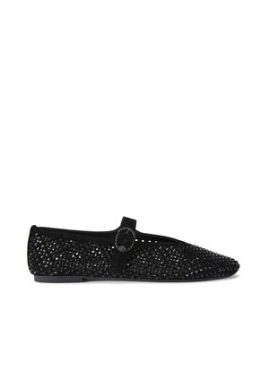 Scarpa piatta in suede nera con punta affusolata, decorata con brillanti borchie nere e una fascia con fibbia decorativa a metà piede.