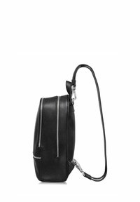 Czarny skórzany plecak w kształcie prostokąta, z metalowymi suwakami, regulowanym paskiem oraz gładką teksturą wykończoną minimalnymi akcentami.