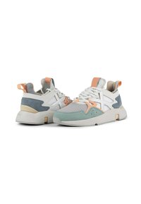 Sneakers atletici con un mix di materiali tessili grigi, bianchi e verde menta, con accenti pesca, rete testurizzata e una suola resistente.