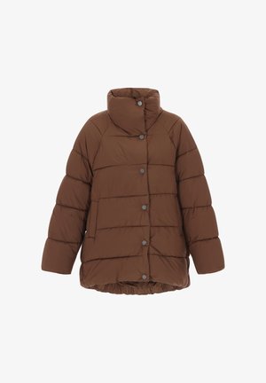 Ruda pūkinė striukė su aukštu apykakle, horizontaliai siūtu raštu, priekiniais mygtukais ir elastingu apvadu, suteikiančiu prigludusį siluetą.