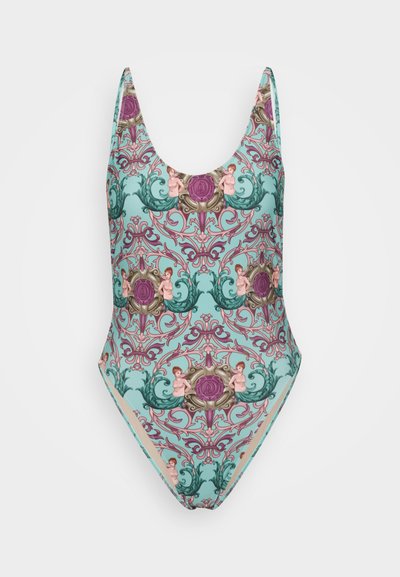 Costum de baie de tip unei piese, de culoare albastră deschisă, cu modele florale intricate în nuanțe de violet și verde, și figuri clasice. Material neted, decolteu rotund, și picioare tăiate înalt.