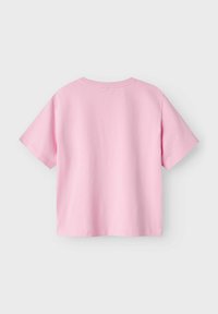 T-shirt à manches courtes en coton rose clair, avec un col rond et une coupe décontractée, au toucher doux et sans motifs visibles.