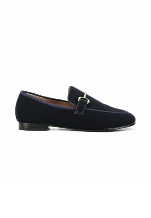 Mocassini in suede blu navy con dettaglio di fibbia oro, caratterizzati da un design elegante e affusolato e un tacco basso e piatto.
