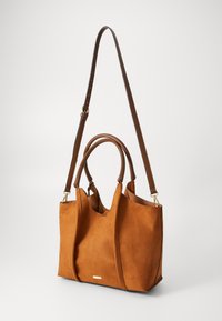 Borsa in suede marrone dal design strutturato, con due manici superiori e una tracolla rimovibile. Presenta hardware dorato minimalista.