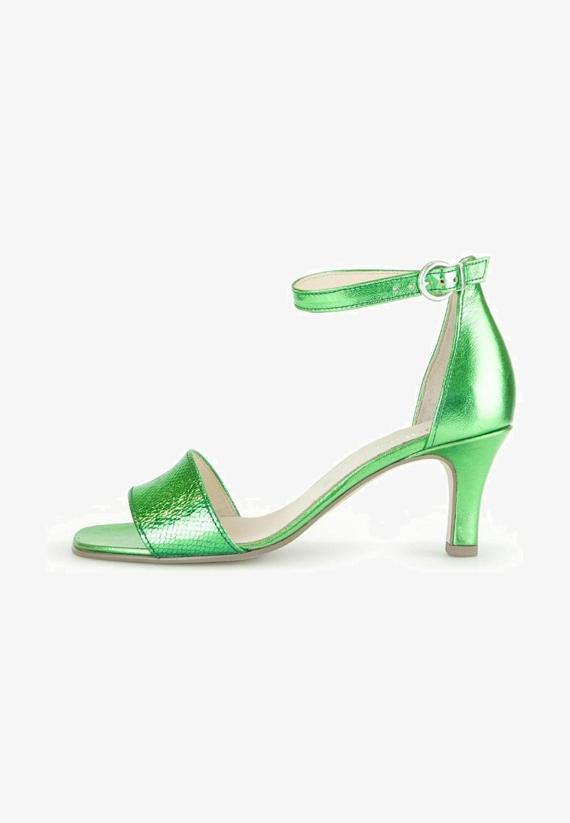 Sandale à talon haut métallique verte avec une bride texturée, bout ouvert, bride de cheville ajustable et un talon effilé. Doublure intérieure lisse.