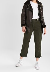 Jennyfer Jacka i konstläder - khaki