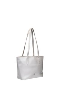 Sac tote en cuir argenté avec une finition texturée, doté de deux longues poignées et d'un design rectangulaire simple. Logo embossé à l'avant.