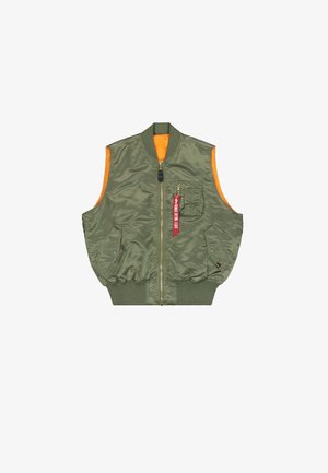 Chaleco bomber sin mangas de color verde oliva con cremallera frontal, dos bolsillos con botón a presión, un bolsillo con cremallera en el pecho y etiqueta roja "Retirar Antes de Volar".