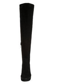 Botas negras de ante por encima de la rodilla, con suela plana y cremallera lateral para facilitar su uso. Textura suave con una silueta elegante.