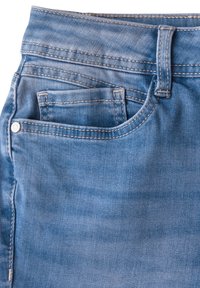 Ljusblå denimjeans med standard midjeband, framficka, kontrastsöm och en slät textur med lätt blekning.