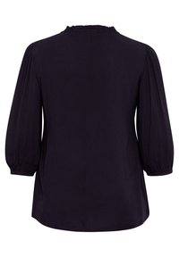 Blusa de color púrpura oscuro con un escote con volantes, mangas largas abullonadas y un corte holgado. Tejido suave con textura y un acabado liso.