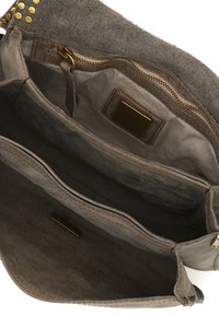 Interno della borsa in suede grigio con molteplici scomparti, una tasca con zip dorata e un'etichetta in pelle all'interno.