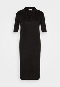 Robe en maille noire avec un col en V et des manches courtes, présentant un design à col et une silhouette droite, texture lisse.