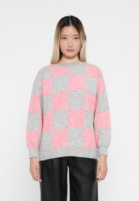 Grijze en roze geblokte sweater met een ronde halslijn, geribbelde manchetten en een ontspannen pasvorm, gemaakt van een zachte gebreide stof.