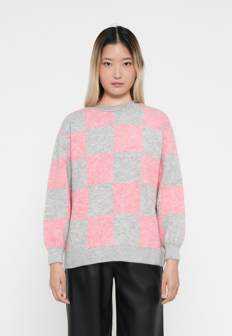 Grijze en roze geblokte sweater met een ronde halslijn, geribbelde manchetten en een ontspannen pasvorm, gemaakt van een zachte gebreide stof.