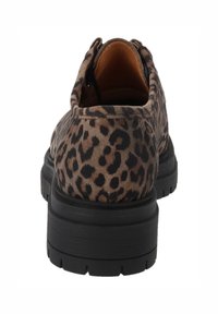 Buty w panterkę z miękką, zamszową teksturą, zaokrąglonym kształtem i grubą czarną gumową podeszwą. Posiadają tylni uchwyt dla łatwego zakładania.