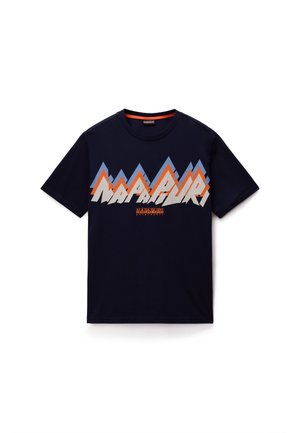 T-shirt en coton bleu marine avec un design graphique de montagnes en orange, bleu clair et blanc, avec le texte "Napapijri" centré en dessous.
