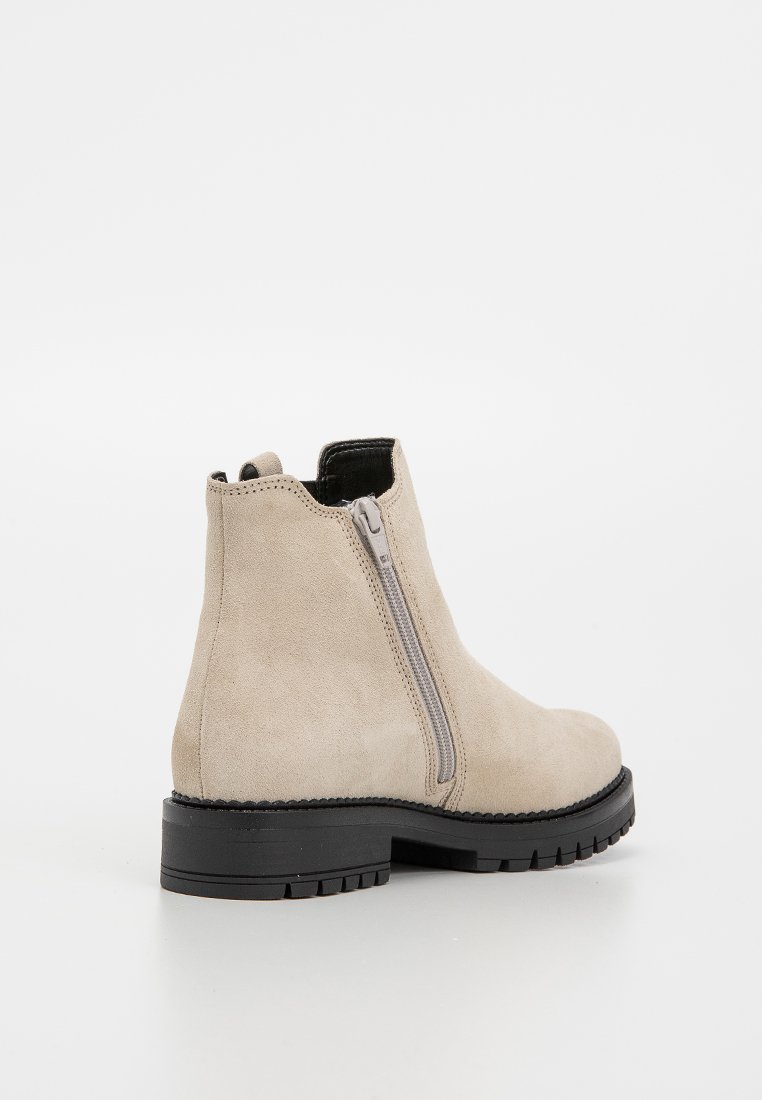 Beige Wildlederschuh mit Reißverschluss an der Seite, Gummisohle und strukturierter Oberfläche; mit einem niedrigen Absatz für zusätzlichen Halt.