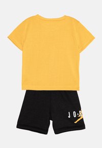 Jordan JORDAN SUSTAINABLE UNISEX SET - Shorts - yellow ochre