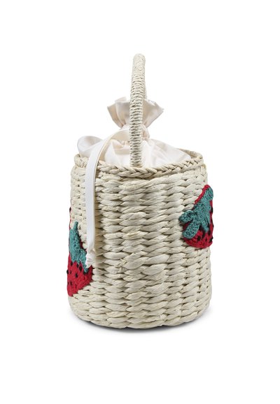 Cesto di paglia intrecciato di colore chiaro, con decorazioni all'uncinetto in rosso e verde a forma di fragole, e foderato in tessuto bianco con chiusura legata.