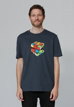 Navyblauwe katoenen t-shirt met een pixelachtige Rubik's Cube-graphic in meerdere kleuren op de voorkant. Korte mouwen en ronde hals.