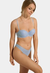 Ensemble de lingerie bleu clair avec une texture côtelée, soutien-gorge avec armatures et bretelles doubles réglables, et culotte bikini taille basse assortie.