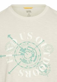Helles beiges T-Shirt mit einem kreisförmigen Kompass und grafischem Design in Türkis und Weiß, mit dem deutlich sichtbaren Text "FIND US OUTDOORS".