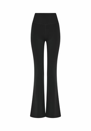 Augstas jostas melnas bikses ar zvana formu un šuvju detaļām, paredzētas cieši piegulošām gurnu zonā un paplašinās no ceļgaliem līdz potītēm.