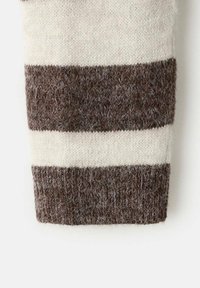 Suéter de punto con rayas crema y marrón oscuro, fabricado con lana suave y texturizada. Puños acanalados y un acabado acogedor.