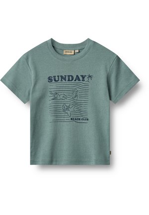 T-shirt verde chiaro a maniche corte in cotone, con una grafica blu marina e la scritta "SUNDAY BEACH CLUB" accompagnata da illustrazioni di un coccodrillo e una mano.