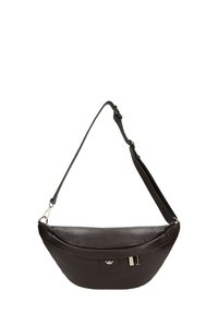 Donkere bruine leren handtas met een gebogen vorm, verstelbare schouderband en zilverkleurige hardware. Heeft een gladde textuur en een logo-detail.