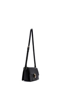 Borsa a spalla in pelle nera con forma rettangolare, chiusura a patta piatta e dettagli in metallo dorato. Presenta una tracolla regolabile per maggiore versatilità.