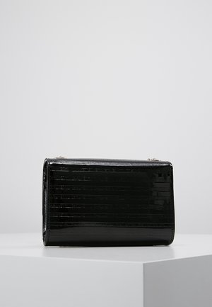 Schwarze rechteckige Clutch aus Lackleder mit eingeprägtem horizontalem Textmuster, auf einer weißen Oberfläche vor schlichtem grauem Hintergrund präsentiert.