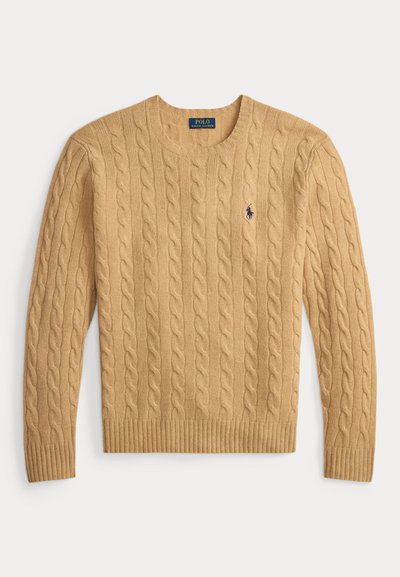 Jersey beige de punto de cable con cuello redondo, mangas largas y pequeño logo de jugador de polo en azul marino en el pecho izquierdo.