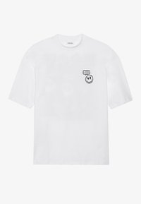 Camiseta de algodón blanca con mangas cortas, cuello redondo y un gráfico de cara sonriente negra con texto en el lado izquierdo del pecho.