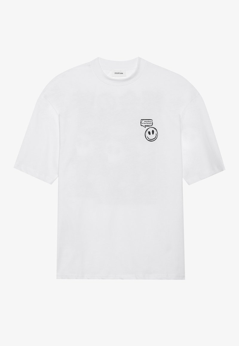 Camiseta de algodón blanca con mangas cortas, cuello redondo y un gráfico de cara sonriente negra con texto en el lado izquierdo del pecho.