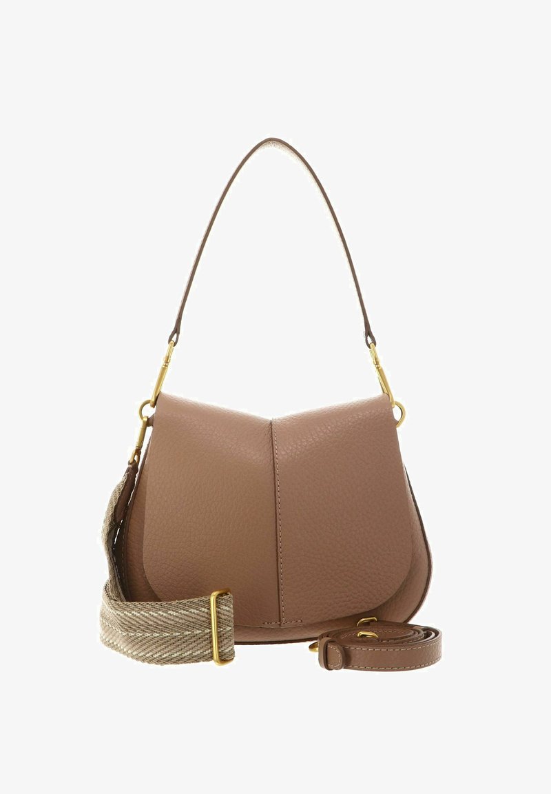 Sac à bandoulière en cuir marron texturé avec deux sangles détachables : une large sangle en tissu avec boucle dorée et une fine sangle en cuir.