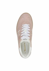 Sneaker in suede rosa con lacci e dettagli bianchi, dotato di punta arrotondata e suola in gomma naturale. Logo dorato sulla soletta.