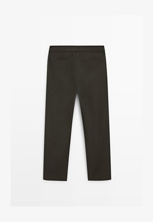 Pantaloni dritti color oliva scuro con vita elasticizzata e due tasche a filetto sul retro, mostrati da dietro su uno sfondo semplice.