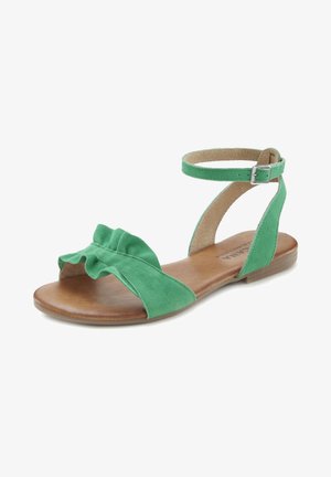 Groene suède sandaal met een voorflapdetail, enkelbandje en platte houten zool. Voorzien van een verstelbare gespsluiting voor een veilige pasvorm.