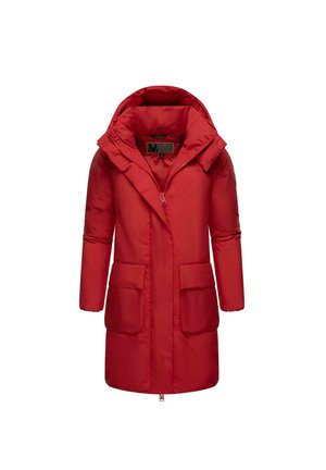 Röd vadderad jacka med huva, två framfickor och dragkedjestängning. Har en slät yta och en längre silhuett för ökad täckning.