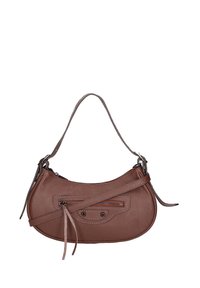 Borsa a mano in pelle marrone con forma curvata, dotata di una tasca frontale con zip, un manico corto e una tracolla lunga regolabile. Superficie testurizzata.