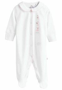 Un body de bébé blanc avec des accents roses, doté d'un col, d'une fermeture à boutons et de motifs d'animaux brodés. Tissu doux avec de petits motifs en forme de cœur.