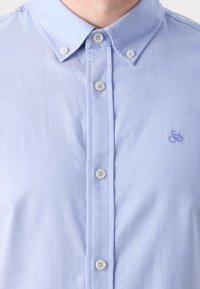 Scotch & Soda SEASONAL CORE SOLID REGULAR FIT SHIRT - Camisa - blue bonnet