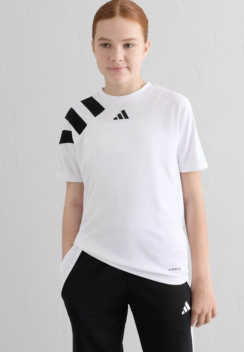 Witte sportieve t-shirt met zwarte accenten en drie strepen op de schouder. Gemaakt van ademend materiaal, met een logo op het borstgebied.