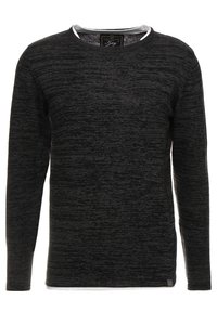 Pull noir à manches longues avec un design en maille texturée comportant différentes nuances de gris foncé. Encolure ronde avec un accent de col intérieur blanc.