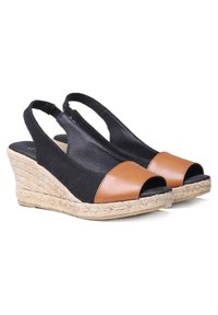 Sandalias de cuña con tira trasera de tela negra, punta de cuero marrón y entresuela envuelta en yute natural. Diseño de puntera abierta, acabado texturizado.