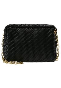 Sac en bandoulière rectangulaire tissé noir avec chaîne dorée et fermeture éclair.